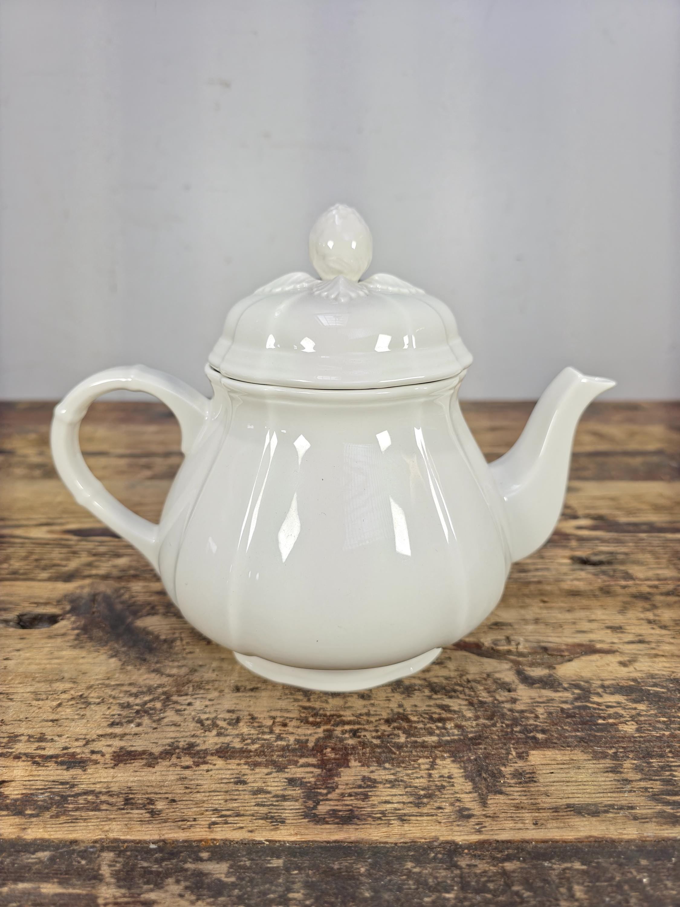 Villeroy & Boch Manoir Teapot and Lid 6 3/4 in, 4 CUP RND/FLAT