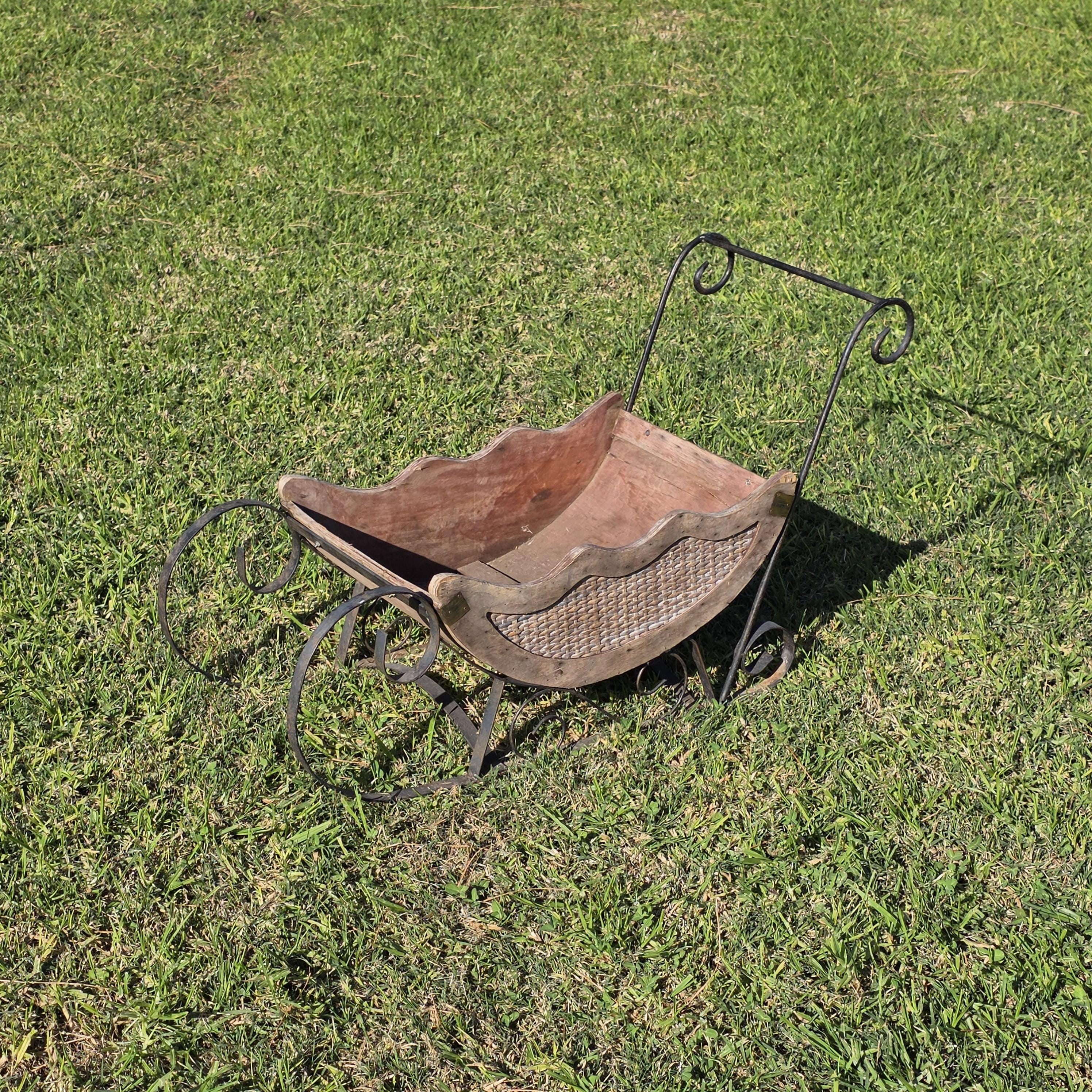 Vintage-Style Iron & Wood Sleigh Planter – Rustic Garden Decoration