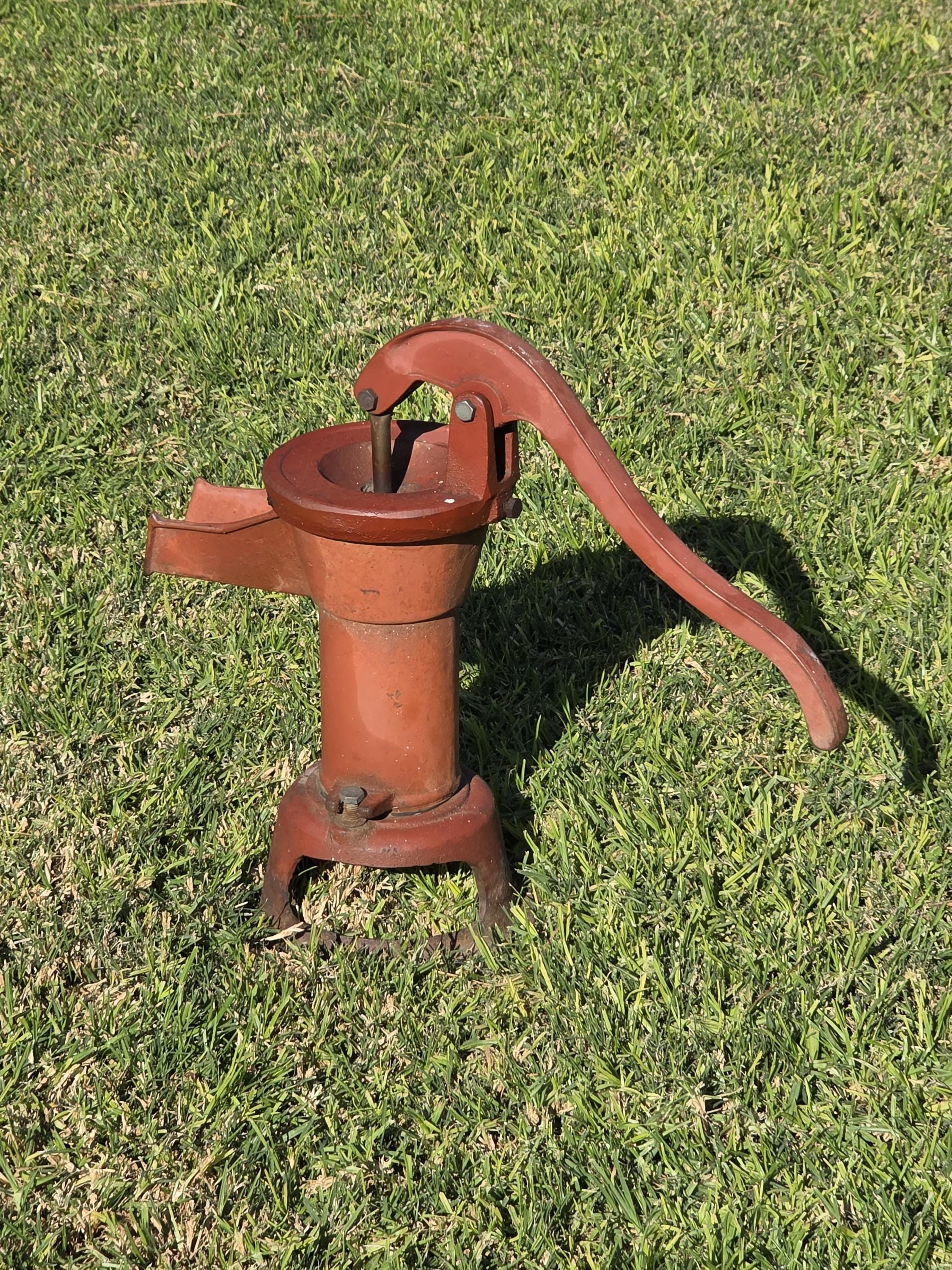 Vintage-Style Cast Iron Hand Water Pump – Decorative, Not Functional